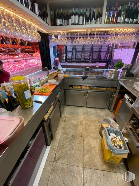 Local en venta en Mercado Tirso de Molina, Calle Doña Urraca, 15, La Latina, Madrid, 28011 con persona, producto, edificio, estante, interiorismo, tienda, venta al por menor, estantería, comida y cliente alrededor