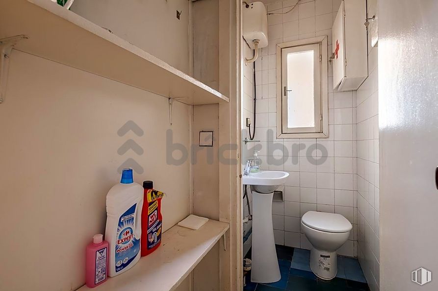 Oficina en venta en Calle Bolivia, Chamartín, Madrid, 28016 con inodoro, botella, espejo, propiedad, fregadero, lavabo, accesorios de fontanería, cuarto de baño, interiorismo y grifo alrededor