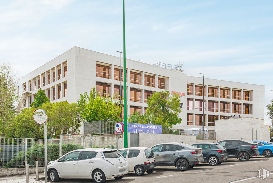 Office for rent at Edificio Bruselas, Avenida Europa, 4, Alcobendas, Madrid, 28108 with car, building, wheel, land vehicle, tire, automotive parking light, sky, vehicle, property and cloud around