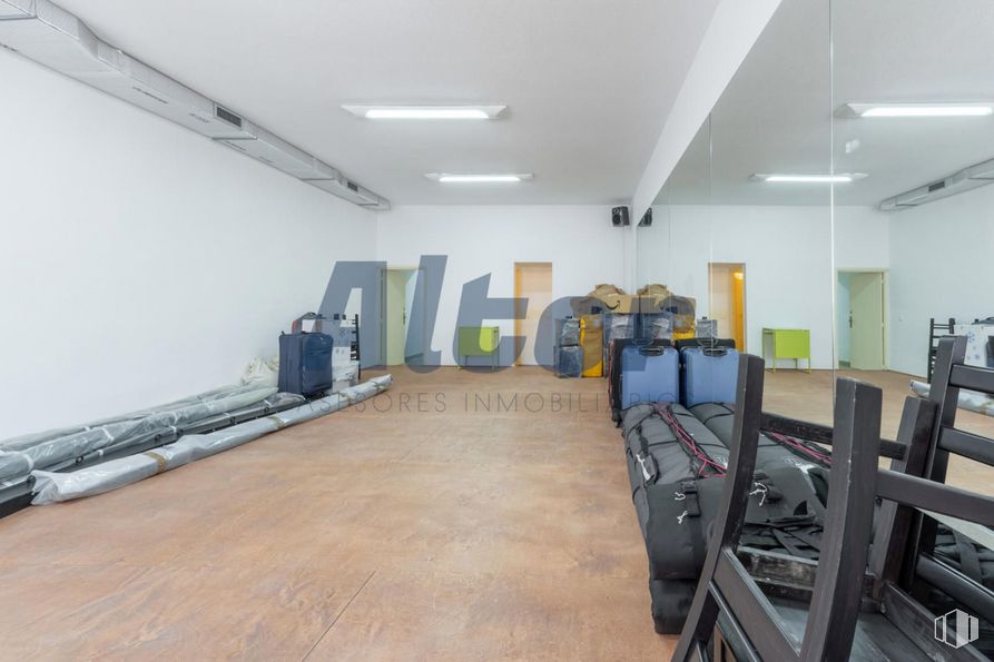 Local en venta en Calle Luis Ruiz, Ciudad Lineal, Madrid, 28017 con lámpara, equipaje y bolsos, alumbrado, edificio, suelos, suelo, madera, ingeniería, hall y máquina alrededor