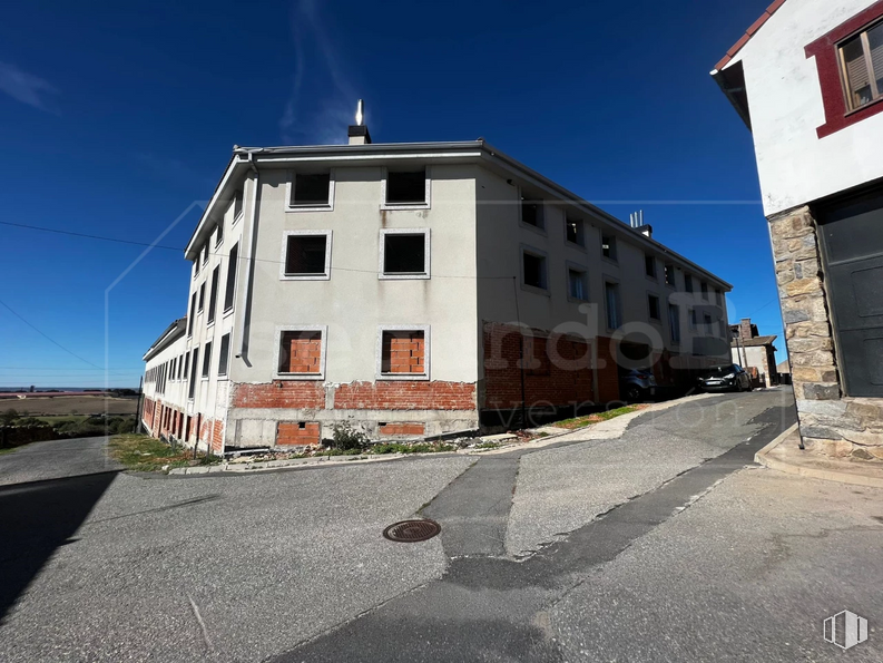 Land for sale at Casco urbano, Otero de Herreros, Segovia, 40422 with building, window, sky, plant, asphalt, road surface, house, residential area, facade and urban design around