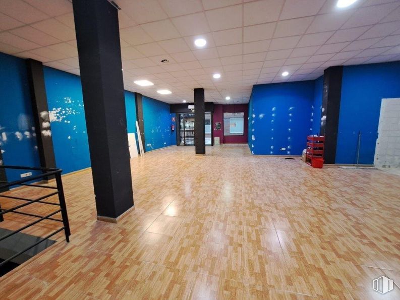 Retail for rent at General Villalba, Toledo, 45003 with table, flooring, floor, ceiling, interior design, wood flooring, lighting, hall, room and laminate flooring around