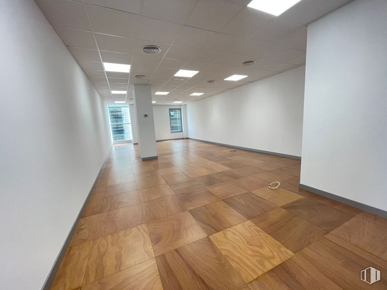 Oficina en alquiler en Calle Marie Curie, Rivas-Vaciamadrid, Madrid, 28529 con lámpara, propiedad, madera, interiorismo, suelos, accesorio, suelo, hall, suelo laminado y tinte para madera alrededor