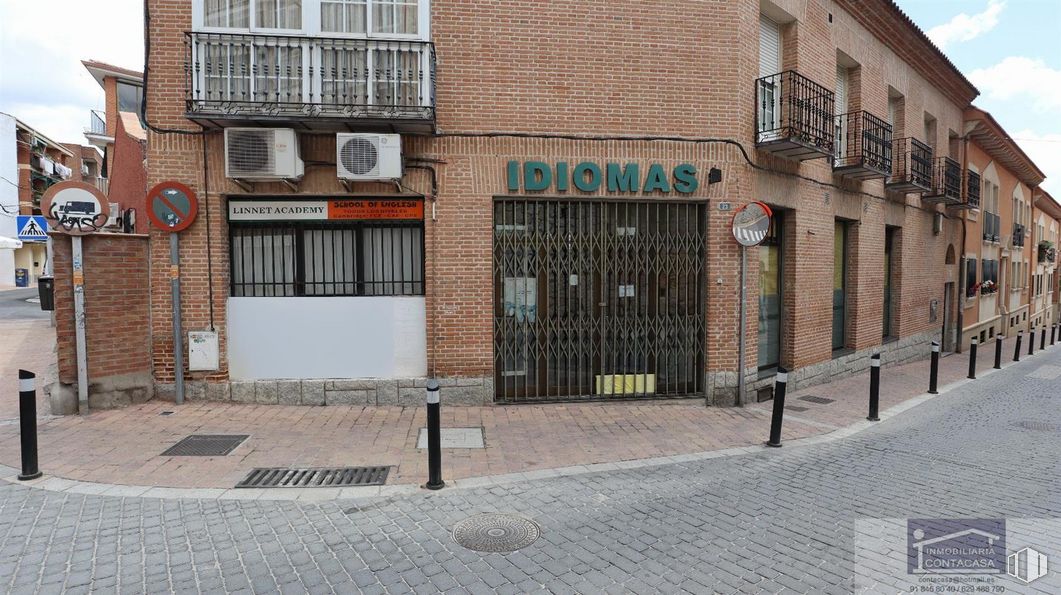 Retail for sale & for rent at Calle Huertas, Colmenar Viejo, Madrid, 28770 with window, building, road surface, brick, sidewalk, facade, brickwork, font, city and road around