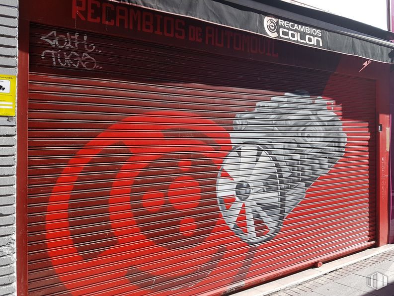 Local en alquiler en Calle Huerta, 3, Alcorcón, Madrid, 28921 con fuente, ladrillo, albañilería, arte, pared, rojo, fachada, grafiti, tintes y matices y publicidad alrededor