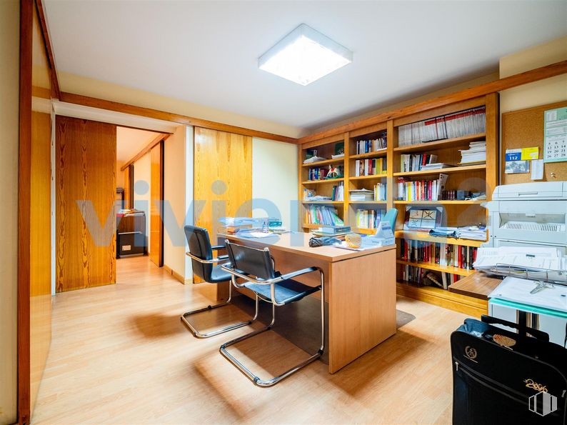 Oficina en venta en Calle Félix Boix, Chamartín, Madrid, 28036 con silla, alumbrado, estantería, mueble, mesa, estante, escritorio, madera, estantería y interiorismo alrededor