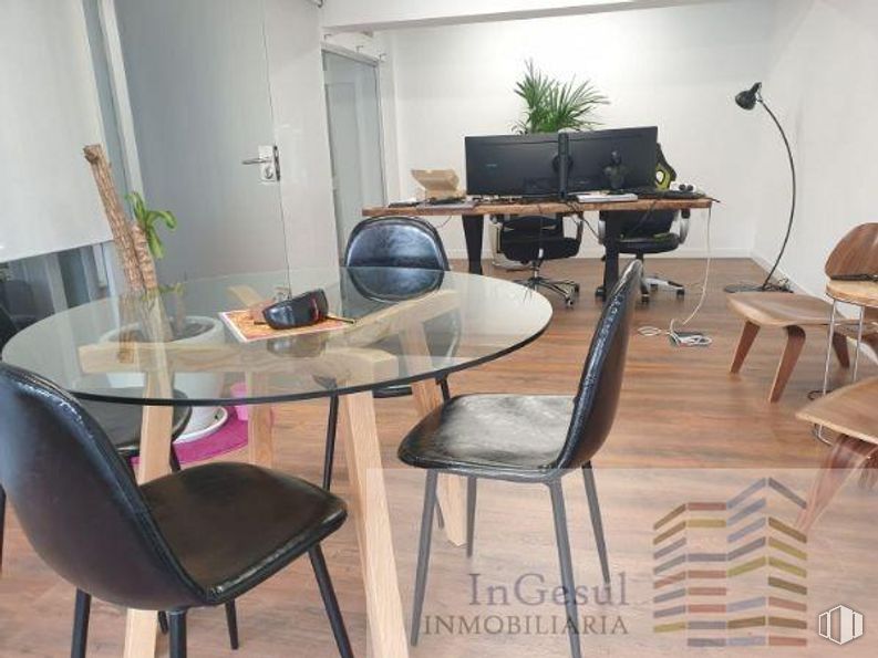 Retail for sale & for rent at Castellana/Salamanca, Salamanca, Madrid, 28006 with chair, kitchen & dining room table, lamp, furniture, table, property, plant, houseplant, building and wood around