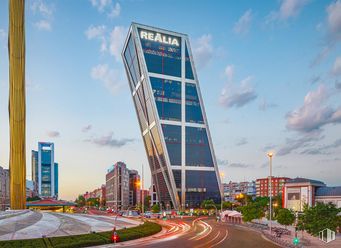 Office for rent at TORRE REALIA \ The Icon, Paseo Castellana, 216, Chamartín, Madrid, 28046 with building, cloud, sky, daytime, plant, infrastructure, street light, tower, wheel and architecture around