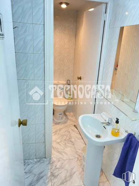 Local en venta en Zona Soto - Hospital, Móstoles, Madrid, 28935 con fregadero, inodoro, espejo, grifo, accesorio de fontanería, lavabo de baño, baño, accesorio, madera y piso alrededor