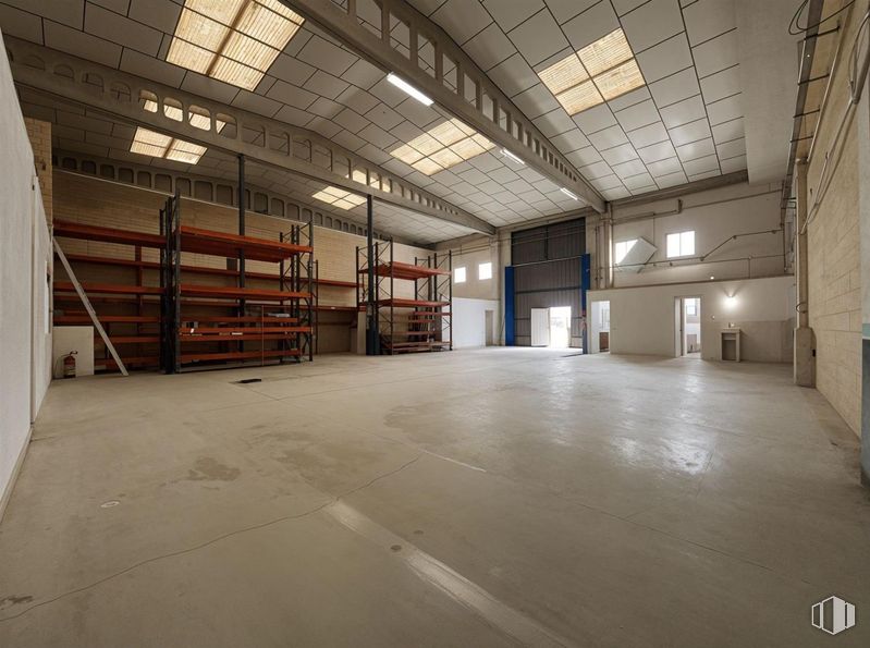 Industrial for sale at Polígono industrial Río de Janeiro, Algete, Madrid, 28110 with fixture, wood, hall, floor, flooring, composite material, ceiling, building, concrete and beam around