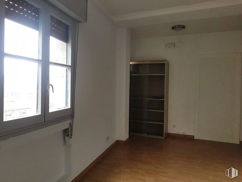 Oficina en alquiler en Avenida Acueducto, Segovia, 40001 con ventana, estantería, propiedad, accesorio, madera, puerta, edificio, sombra, madera dura y suelos alrededor