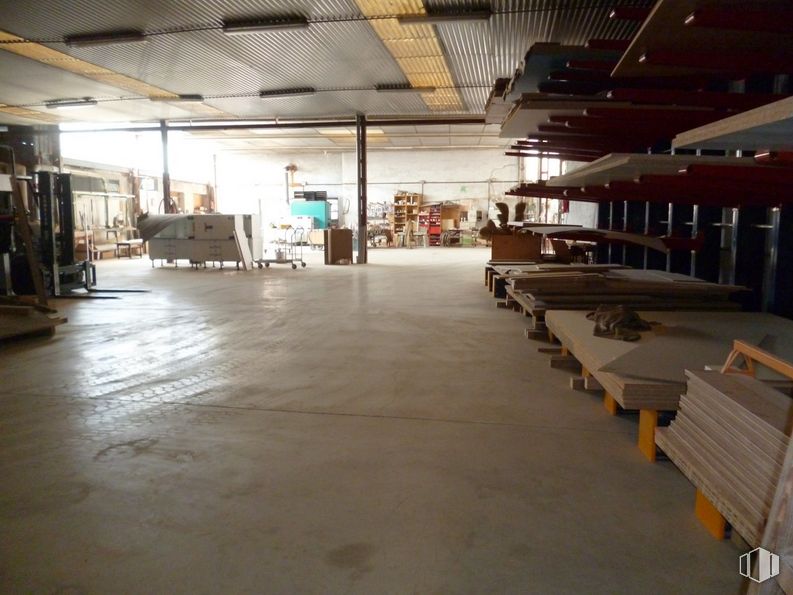 Industrial for rent at Calle Príncipe Juan Carlos, Fuensalida, Toledo, 45510 with table, bench, wood, hall, flooring, floor, building, engineering, ceiling and city around