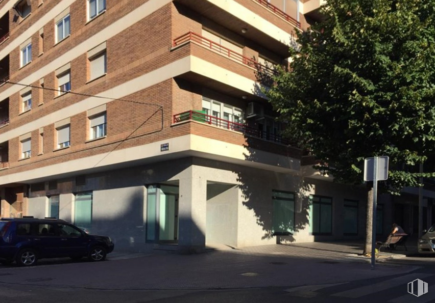 Retail for sale & for rent at Zona Centro, Cuenca, 16002 with car, building, window, wheel, vehicle, urban design, condominium, plant, tire and tower block around