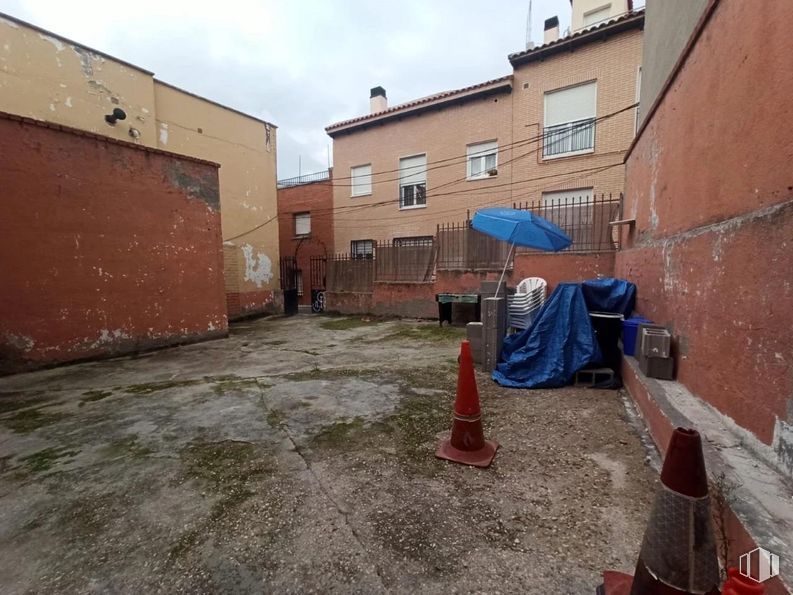 Suelo en venta en Centro urbano, Moraleja de Enmedio, Madrid, 28950 con ventana, propiedad, cielo, edificio, superficie de la carretera, asfalto, ladrillo, barrio, callejón y madera alrededor