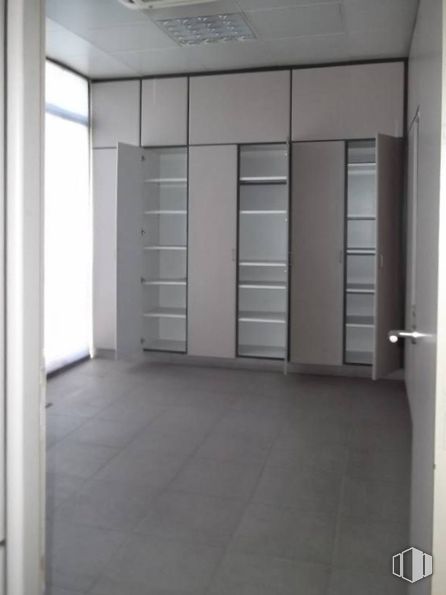 Retail for sale at Calle Alondra, Carabanchel, Madrid, 28025 with wardrobe, cupboard, fixture, building, flooring, door, floor, automotive exterior, wood and hall around