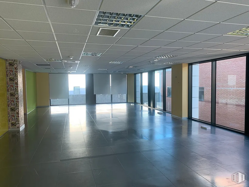 Office for rent at Calle Salvatierra, Fuencarral - El Pardo, Madrid, 28034 with building, fixture, window, hall, shade, floor, flooring, glass, door and ceiling around