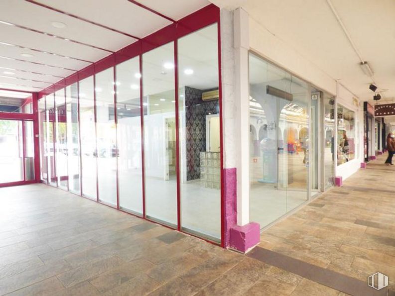 Local en venta en Calle Pablo Casals, Parla, Madrid, 28980 con accesorio, edificio, piso, suelo, propiedad material, fachada, madera, puerta, pasillo y vidrio alrededor