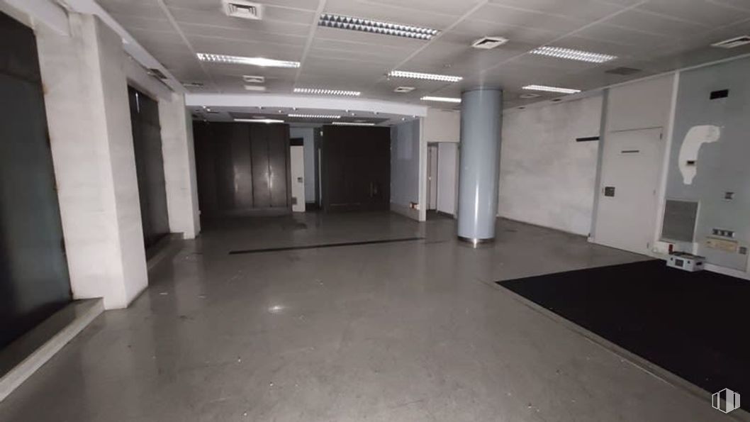 Retail for sale at Calle Carranque, Fuenlabrada, Madrid, 28944 with flooring, floor, ceiling, interior design, lighting, grey, tile flooring, silver, hall and glass around