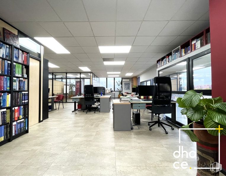 Oficina en venta en Calle Doctor Severo Ochoa, 53, Alcobendas, Madrid, 28100 con estantería, planta de interior, silla, mueble, planta, estante, mesa, interiorismo, pantalla de ordenador y suelo alrededor