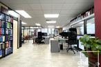 Oficina en venta en Calle Doctor Severo Ochoa, 53, Alcobendas, Madrid, 28100 con estantería, planta de interior, silla, mueble, planta, estante, mesa, interiorismo, pantalla de ordenador y suelo alrededor