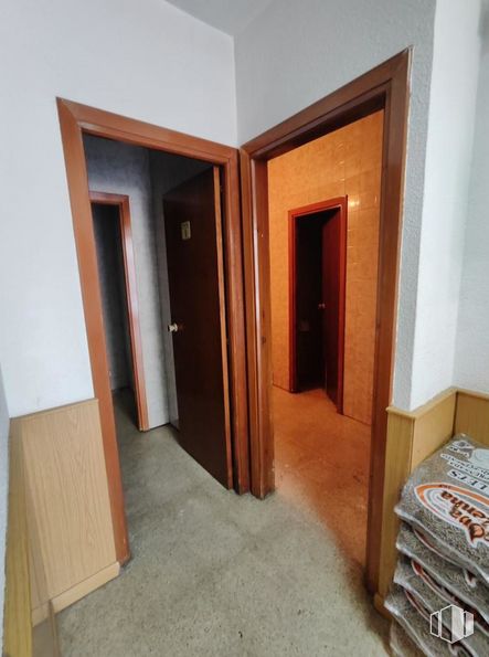 Local en alquiler en Calle Calvario, Getafe, Madrid, 28901 con puerta, edificio, madera, interiorismo, casa, suelo, tinte para madera, accesorio, hall y suelos alrededor