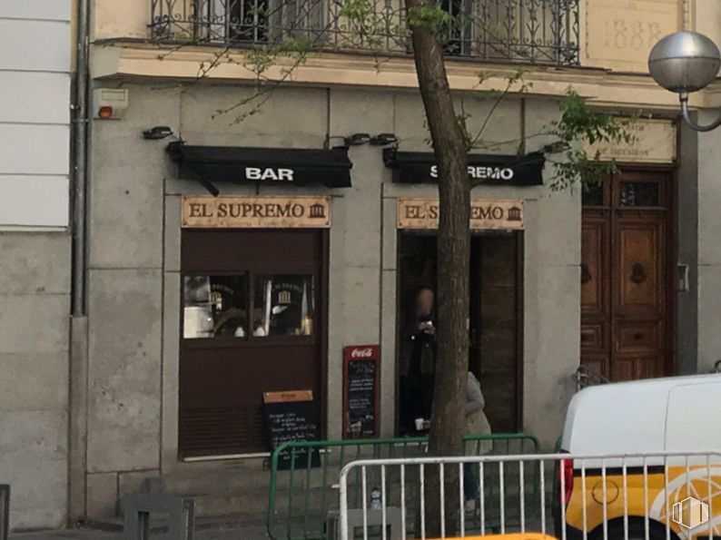 Retail for sale at Calle Marqués de la Ensenada, Centro, Madrid, 28004 with building, door, window, house, facade, tree, fence, vehicle, road and street around