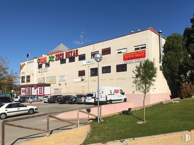 Local en venta en Avenida de Atenas, Las Rozas de Madrid, Madrid, 28230 con coche, edificio, furgoneta, luz de estacionamiento automotriz, neumático, rueda, cielo, vehículo terrestre, propiedad, vehículo, ventana y vehículo de motor alrededor