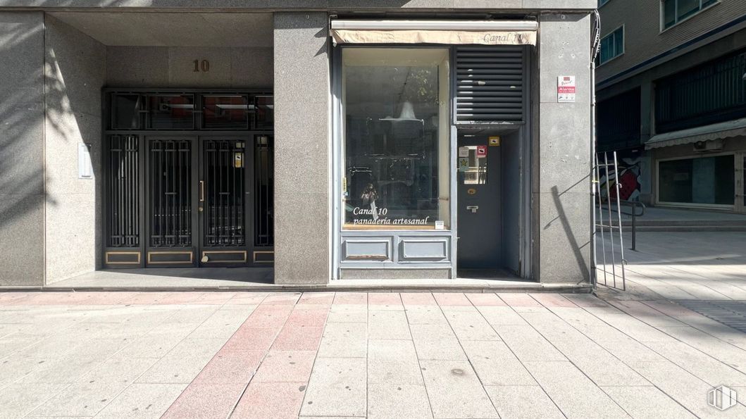 Retail for sale at Calle Cea Bermúdez, 10, Chamberí, Madrid, 28003 with door, building, fixture, wood, facade, road surface, composite material, city, home door and flooring around