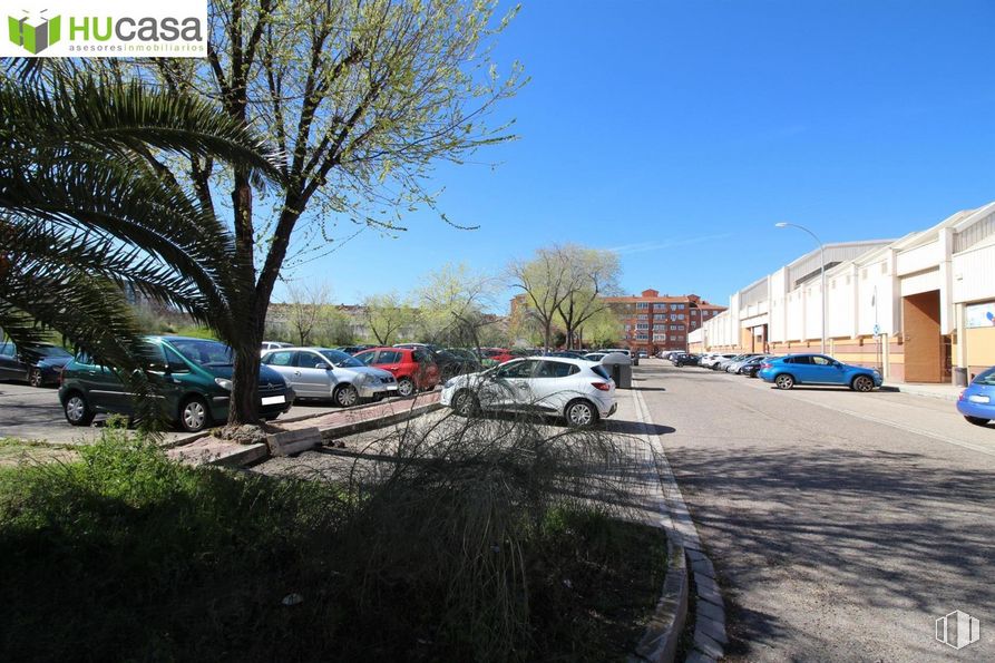 Retail for sale at Calle Río Alberche, Toledo, 45007 with car, tire, wheel, plant, vehicle, motor vehicle, sky, tree, road surface and asphalt around