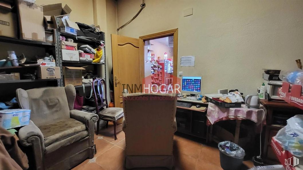 Retail for sale at Zona Universidad, Ávila, 05001 with chair, building, lighting, interior design, wood, table, real estate, flooring, house and hardwood around