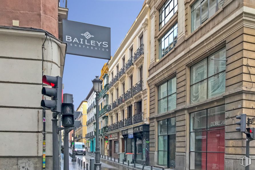 Local en venta en Calle Barquillo, 30, Centro, Madrid, 28004 con edificio, ventana, semáforo, cielo, día, infraestructura, arquitectura, barrio, diseño urbano y pared alrededor