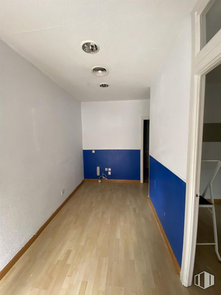 Local en venta en Calle Calderón, Barajas, Madrid, 28042 con lámpara, edificio, accesorio, pintura, madera, suelo, hall, suelos, casa y puerta alrededor