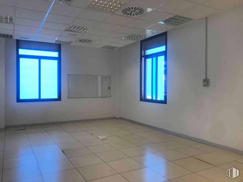 Nave en alquiler en Zona Fuencarral - El Pardo, Fuencarral - El Pardo, Madrid, 28034 con ventana, accesorio, interiorismo, edificio, hall, sombra, madera, suelos, techo y vidrio alrededor