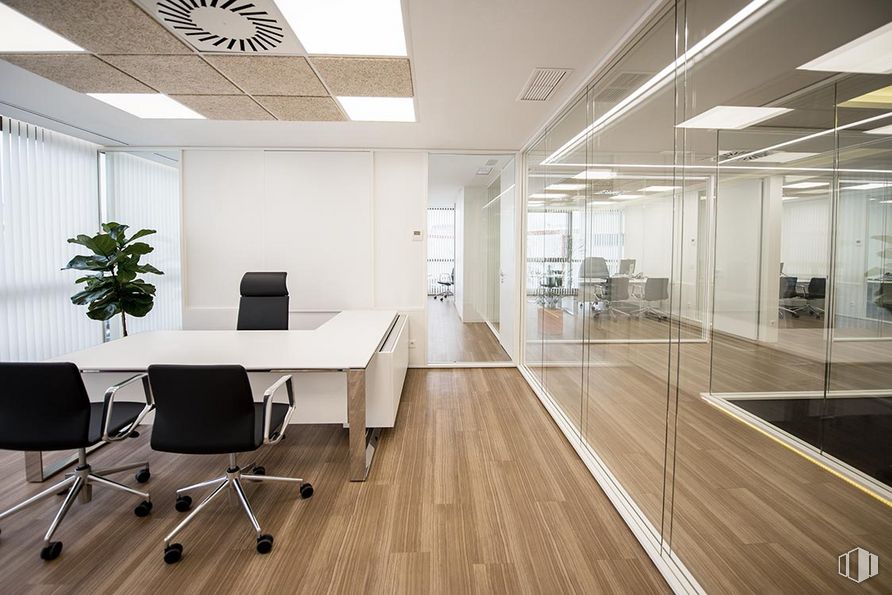 Oficina en alquiler en Edificio 1, Avenida Valdelaparra, 27, Alcobendas, Madrid, 28100 con silla, planta de interior, mesa, mueble, edificio, planta, accesorio, madera, diseño de interiores, entrada y piso alrededor