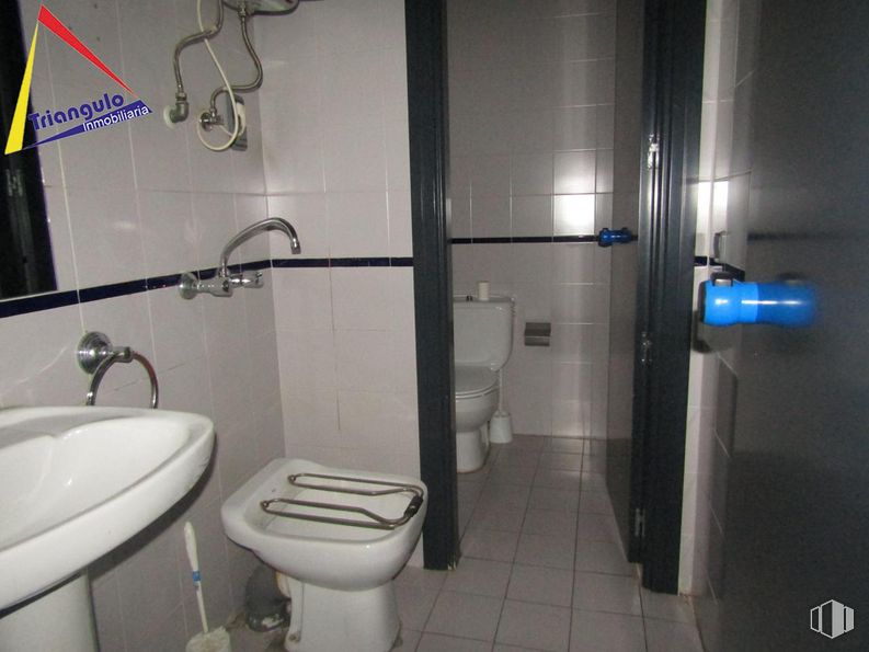 Retail for rent at Barrio de El Carmen, Segovia, 40004 with sink, toilet, tap, property, plumbing fixture, toilet seat, blue, bathroom, black and building around