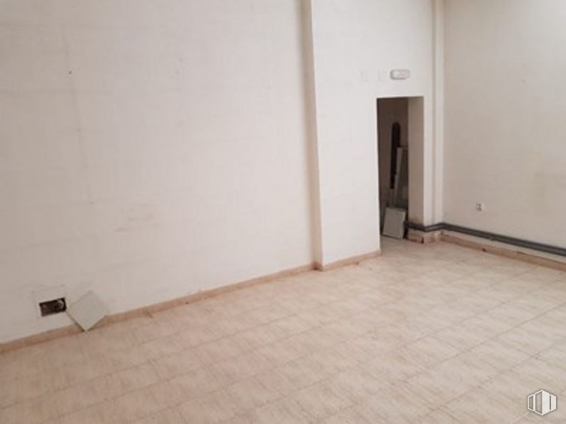 Retail for sale & for rent at Zona Santa Ana, Cuenca, 16003 with fixture, wood, floor, hall, flooring, hardwood, ceiling, door, event and plaster around