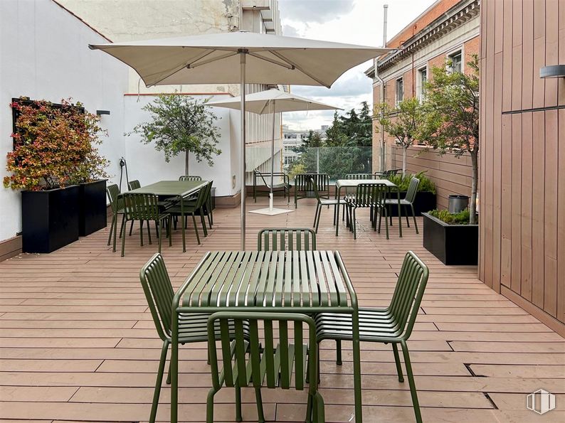 Oficina en alquiler en Paseo Recoletos, 5, Centro, Madrid, 28001 con silla, mesa, mueble, planta, edificio, interiorismo, madera, sombra, mesa de exterior y muebles de exterior alrededor