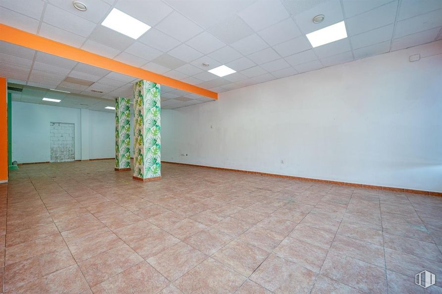 Retail for sale at Avenida Juan Carlos I, 14, Cuenca, 16004 with light fixture, lighting, door, flooring, floor, ceiling, interior design, hall, tile flooring and tile around