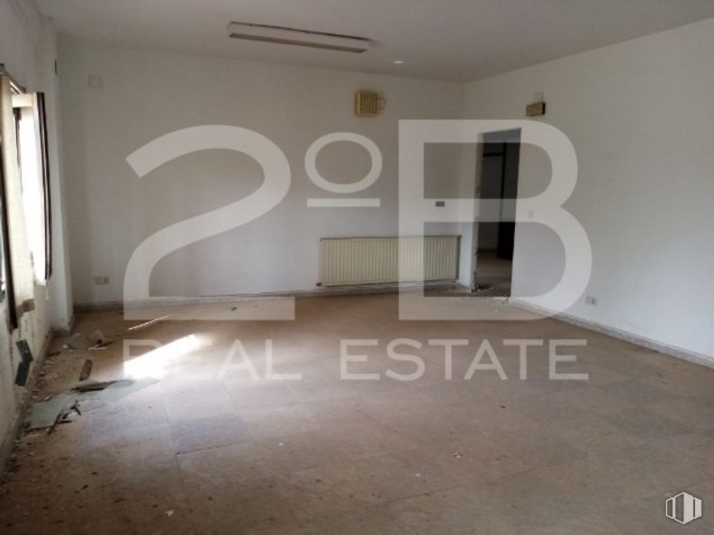 Industrial for sale at Casco urbano, La Puebla de Almoradiel, Toledo, 45840 with building, fixture, wood, interior design, flooring, floor, hall, font, ceiling and composite material around