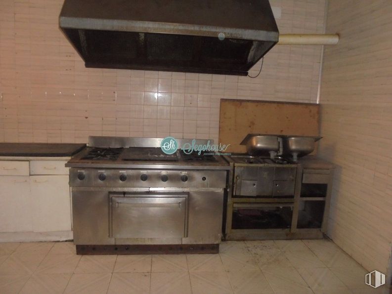 Retail for sale at Paseo Ezequiel González, Segovia, 40002 with kitchen appliance, oven, cabinetry, gas stove, countertop, property, cooktop, kitchen stove, kitchen and home appliance around