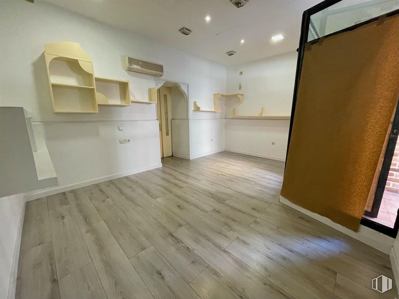 Local en alquiler en Calle Santiago, Alcalá de Henares, Madrid, 28801 con mueble, madera, suelos, suelo, accesorio, hall, tinte para madera, edificio, madera dura y vidrio alrededor