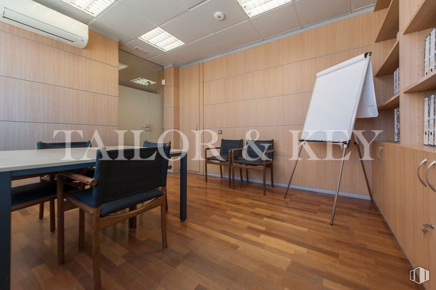 Oficina en venta en Paseo Castellana, Chamartín, Madrid, 28046 con silla, mesa, mueble, madera, interiorismo, suelo, suelos, madera dura, techo y tinte para madera alrededor