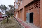 Retail for sale at Calle Ana Tutor, Parla, Madrid, 28981 with door, building, plant, window, sky, road surface, brick, brickwork, house and tree around