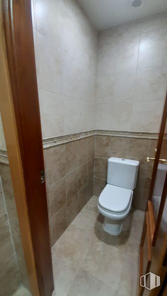 Nave en alquiler y venta en Calle Málaga, Valdemoro, Madrid, 28341 con inodoro, asiento del inodoro, cuarto de baño, accesorio, edificio, suelos, fontanería, accesorios de fontanería, material compuesto y madera alrededor