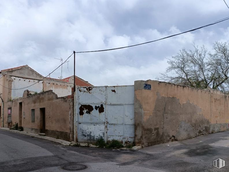 Land for sale at Zona centro, Villacañas, Toledo, 45860 with wall, road surface, road, neighbourhood, street, overhead power line, asphalt, human settlement, composite material and electrical cable around