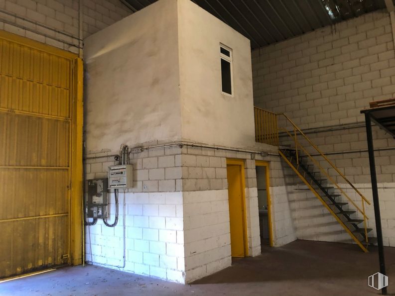 Industrial for rent at Polígono Industrial Albresa, Valdemoro, Madrid, 28342 with lighting, property, building, house, wood, flooring, floor, fixture, composite material and ceiling around