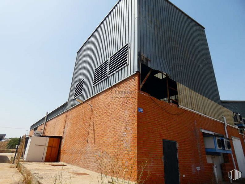 Industrial for sale at Carretera CM-5007, Valmojado, Toledo, 45940 with door, window, building, sky, fixture, urban design, brick, plant, facade and composite material around