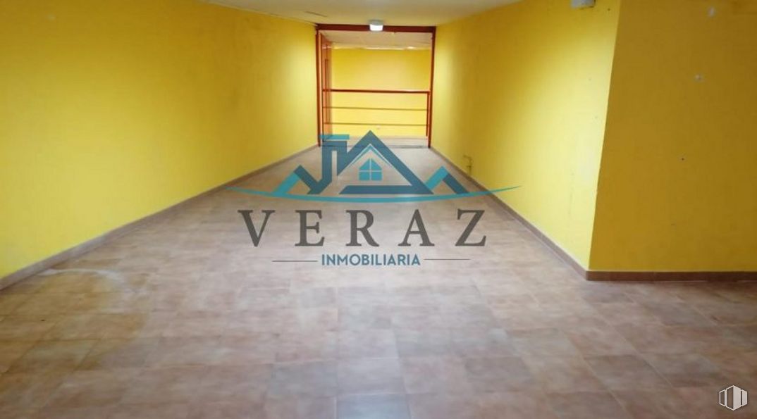 Retail for sale at Calle Portiña del Salvador, Talavera de la Reina, Toledo, 45600 with wood, fixture, flooring, floor, building, paint, rectangle, wall, hall and door around