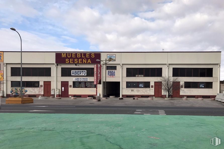 Industrial for sale at Calle Trillo, 2, Seseña, Toledo, 45223 with building, window, sky, cloud, fixture, street light, real estate, door, facade and gas around