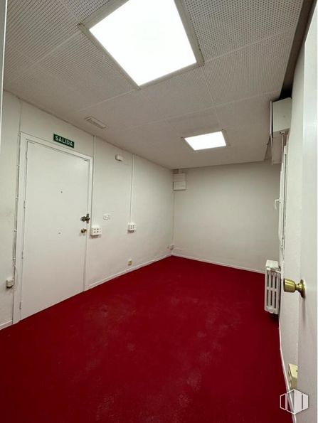 Office for sale & for rent at Zona Centro , Cuenca, 16002 with door, fixture, building, flooring, wood, floor, window, hall, ceiling and composite material around